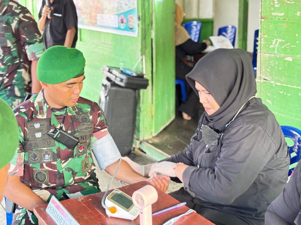 Gambar 1. Danyon Batalyon TP 814/JZA Memeriksa kesehatan sebelum melaksanakan donor darah